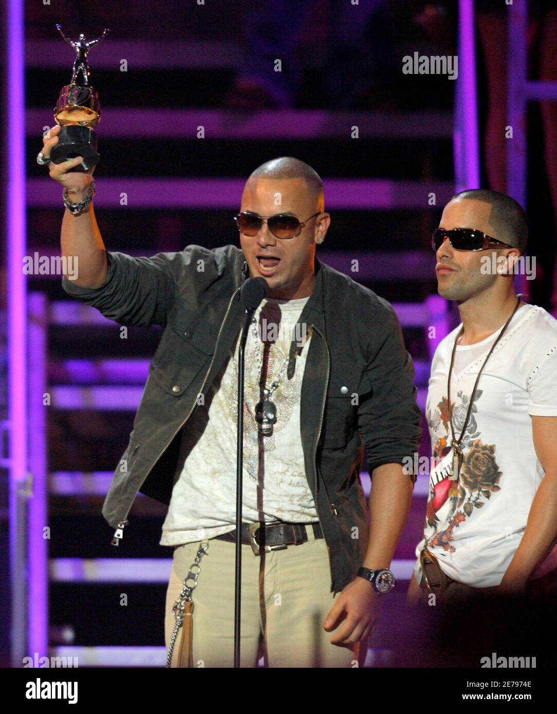 Artistas de grabación Wisin y Yandel (L) de Puerto Rico reciben un premio  en el 'Premios Juventud' latin Music Awards show en Coral Gables, Florida  Julio 19 2007. REUTERS/Hans Deryk (ESTADOS UNIDOS
