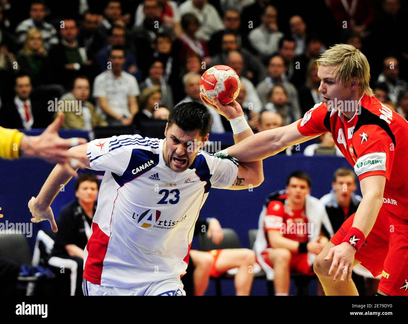 Sebastien Bosquet (L), de Francia, intenta marcar junto a Aron Palmarsson,  de Islandia, durante su partido semifinal del Campeonato de la Federación  Europea de Balonmano de hombres en Viena el 30 de