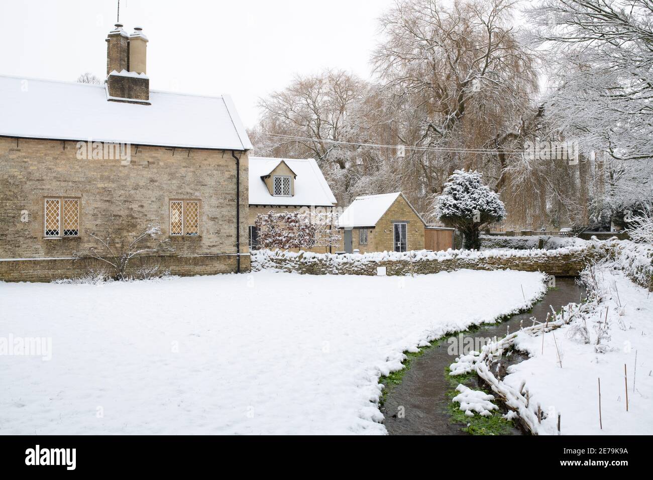 Cotswold casas de piedra en Swinbrook en la nieve. Swinbrook, Cotswolds, Oxfordshire, Inglaterra Foto de stock