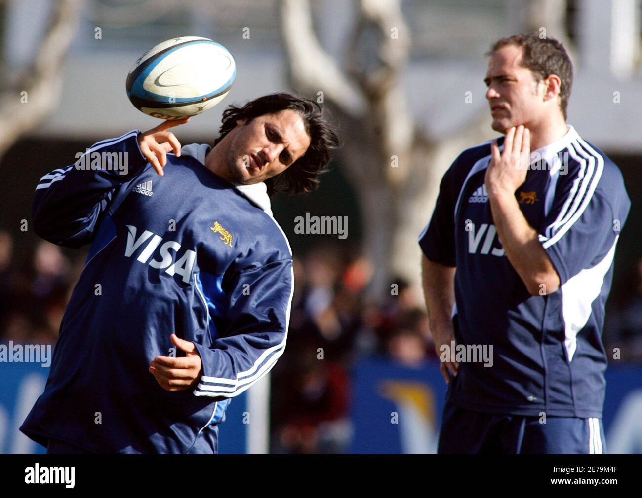 Agustín Pichot (L), capitán del equipo nacional argentino de rugby los Pumas,  equilibra el balón junto a su compañero Felipe Contepomi durante una sesión  de entrenamiento antes de la Copa Mundial de