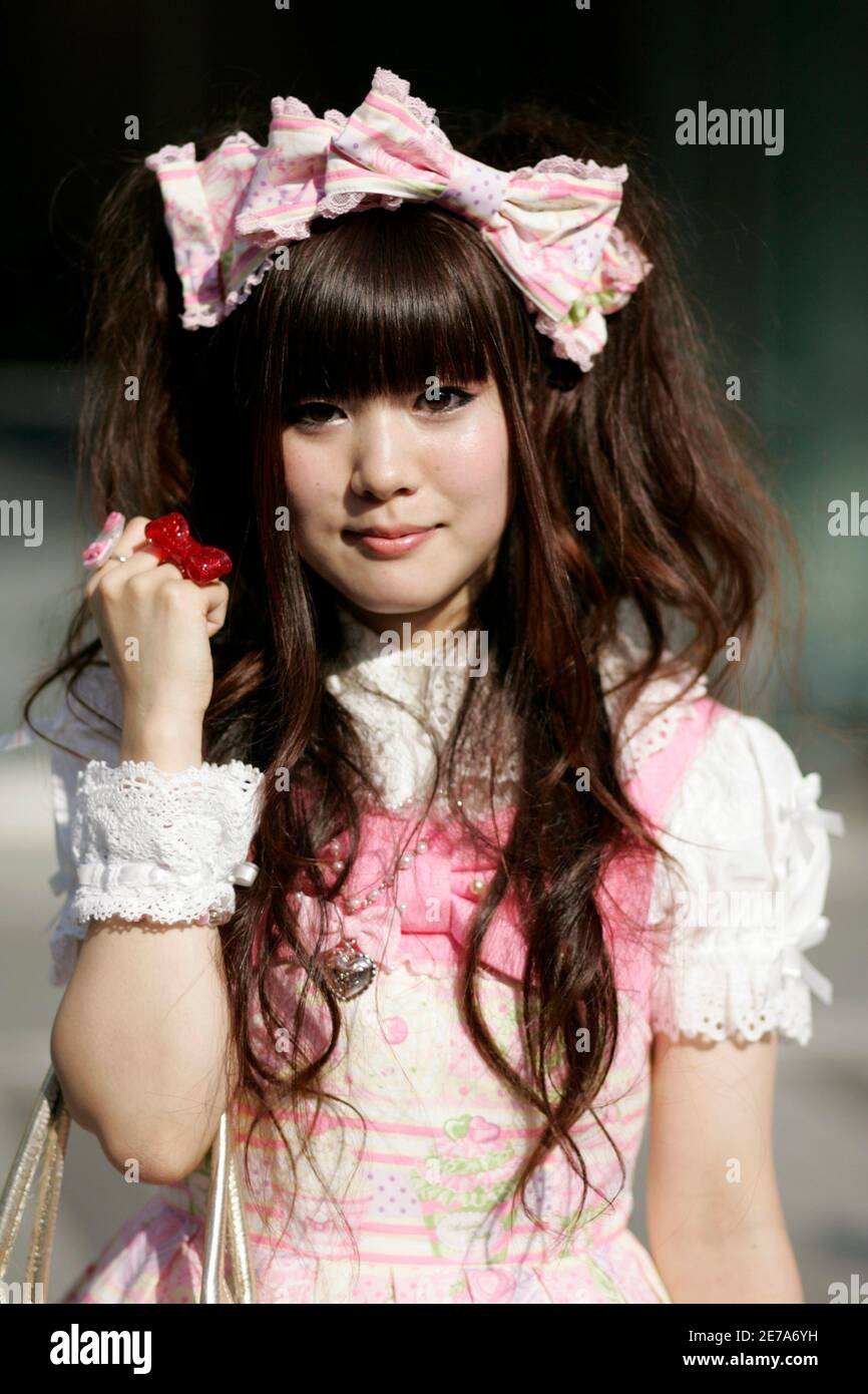 Una mujer japonesa vestida de moda lolita se sitúa frente a la sede de la  'Individual Fashion Expo.IV', un evento gótico, lolita y punk de moda, en  Tokio el 23 de septiembre