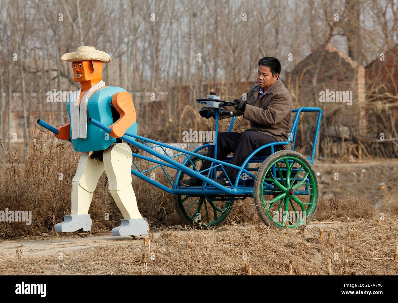El granjero Wu Yulu conduce su rickshaw tirado por un robot de su casa  cerca de su casa en un pueblo en las afueras de Beijing 8 de enero de 2009.  Este