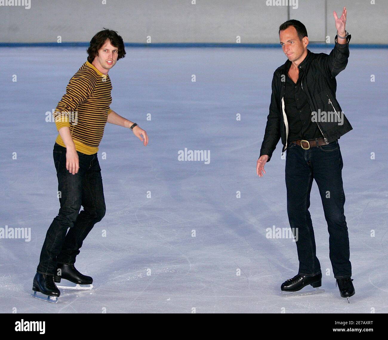 Actors Jon Heder (L) and Will Arnett pose for photographers during a media opportunity at an ice skating rink to promote their film "Blades of Glory" in Sydney June 6, 2007. REUTERS/Tim Wimborne (AUSTRALIA) Foto de stock