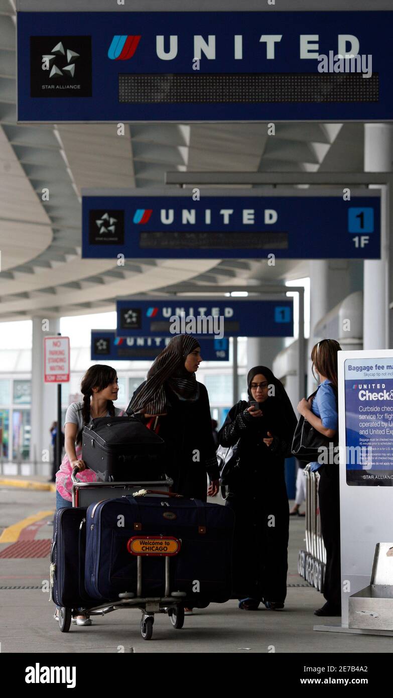 Los pasajeros llegan a la terminal de United en el Aeropuerto Internacional  o'Hare en Chicago el 2 de julio de 2009. United Airlines dijo el jueves que  se estaba resolviendo un corte