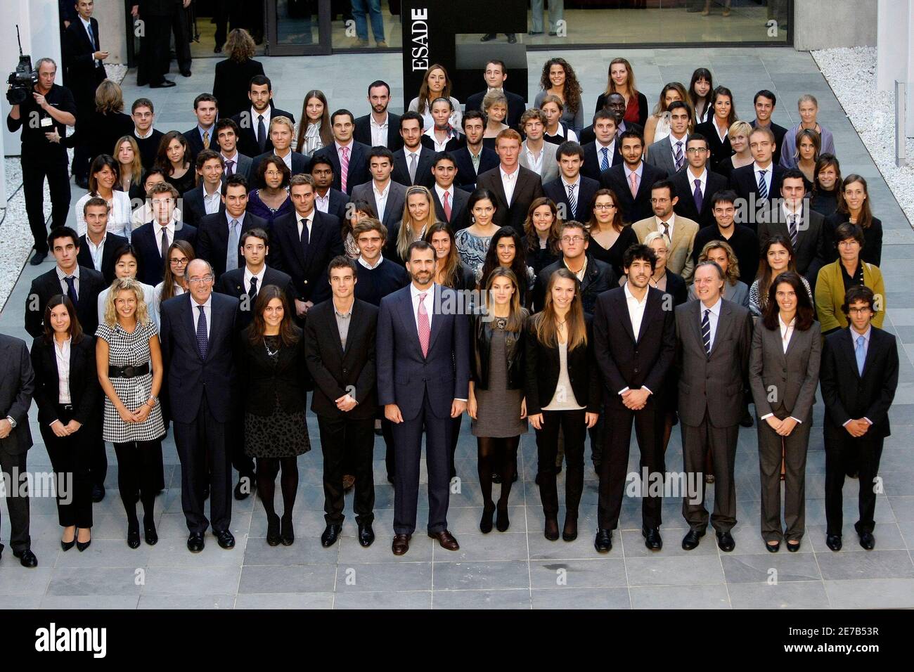 El príncipe heredero español Felipe (primera fila C) y su esposa la  princesa Letizia (R de Felipe) posan con estudiantes de 38 nacionalidades  después de la inauguración del nuevo campus ESADE en