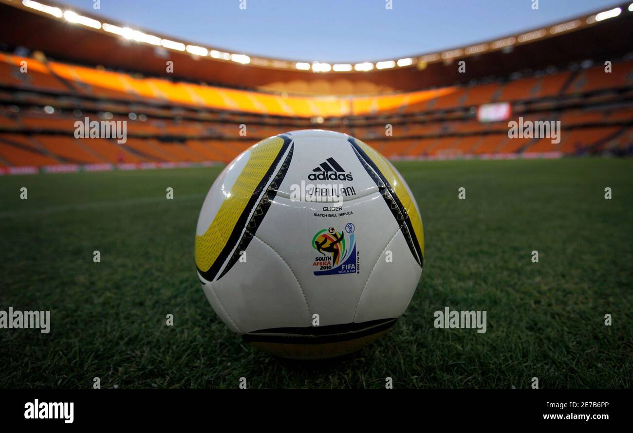 La Copa del Mundo FIFA 2010 replica match ball de Adidas, el Jabulani, en  la esquina de un campo de fútbol net Fotografía de stock - Alamy