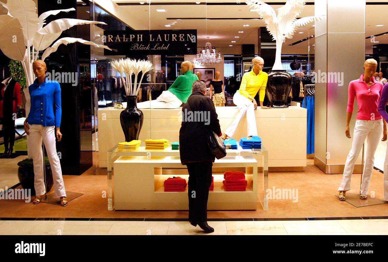 protestante pómulo moco Un comprador mira los bienes del diseñador Ralph Lauren en una exhibición  en el almacén de Bloomingdales en Nueva York, 19 de noviembre de 2008. Las  tiendas minoristas de EE.UU. Pueden estar