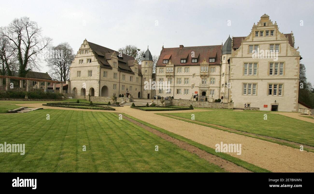 An exterior view shows the 'Schlosshotel Muenchhausen' in Aerzen near Hameln about 60 km south of Hanover April 26, 2006. The national soccer team of France will be staying in this hotel for the duration of the World Cup 2006 tournament. WORLD CUP 2006 PREVIEW HOTEL REUTERS/Christian Charisius Foto de stock