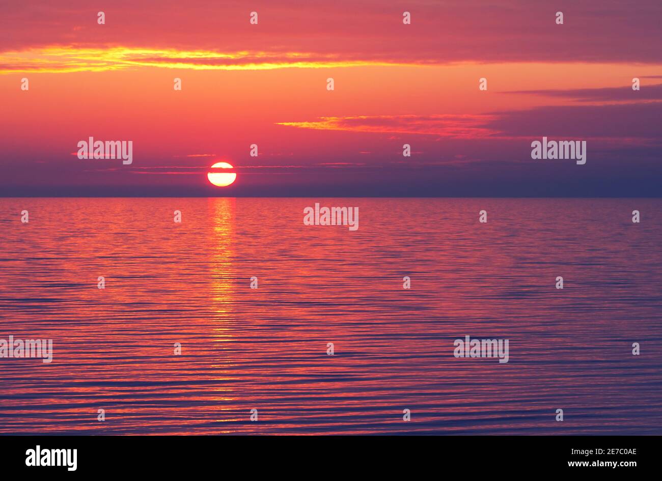 puesta de sol sobre el lago, efecto de color vintage Foto de stock