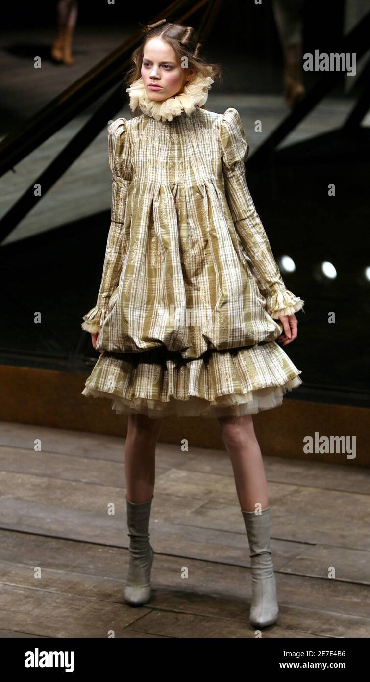 A model presents a creation by British fashion designer Alexander McQueen  as part of his ready-to-wear fall/winter 2006-2007 collection in Paris  March 3, 2006 Fotografía de stock - Alamy