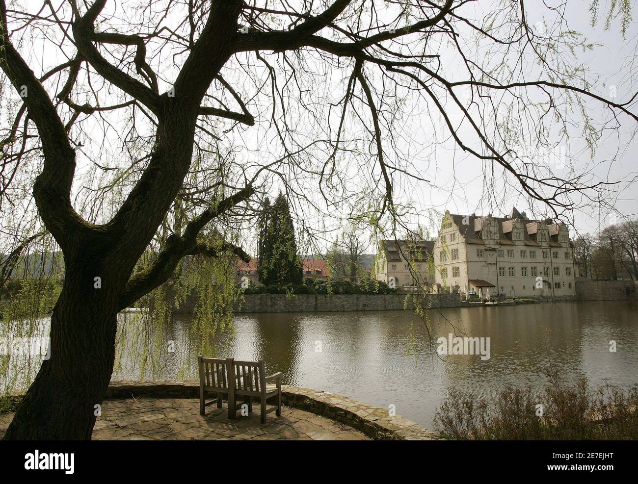 An exterior view shows the 'Schlosshotel Muenchhausen' in Aerzen near Hameln about 60 km south of Hanover April 26, 2006. The national soccer team of France will be staying in this hotel for the duration of the World Cup 2006 tournament. WORLD CUP 2006 PREVIEW HOTEL REUTERS/Christian Charisius Foto de stock