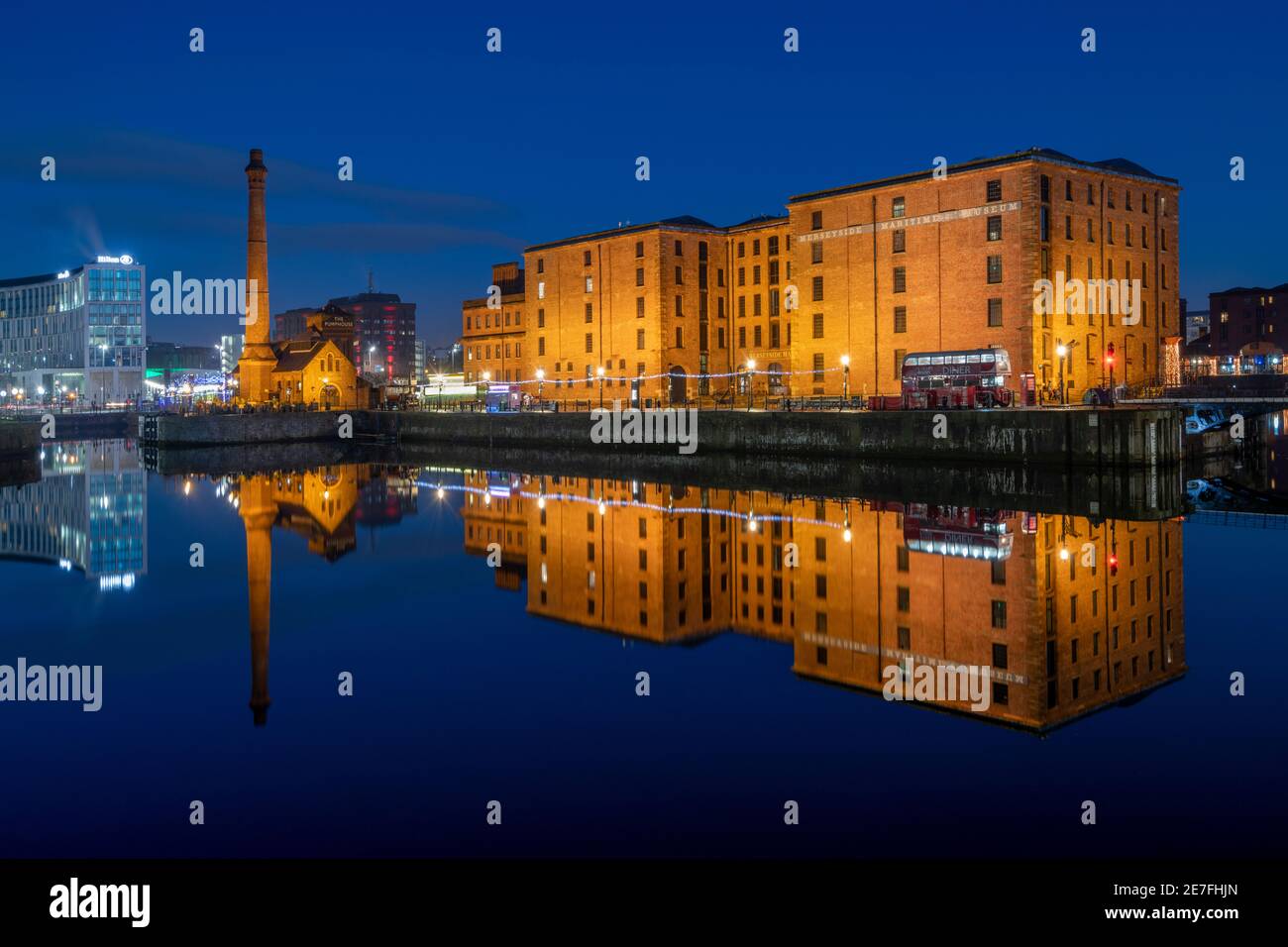 Vista nocturna del Museo Marítimo de Merseyside, Liverpool, Merseyside Foto de stock
