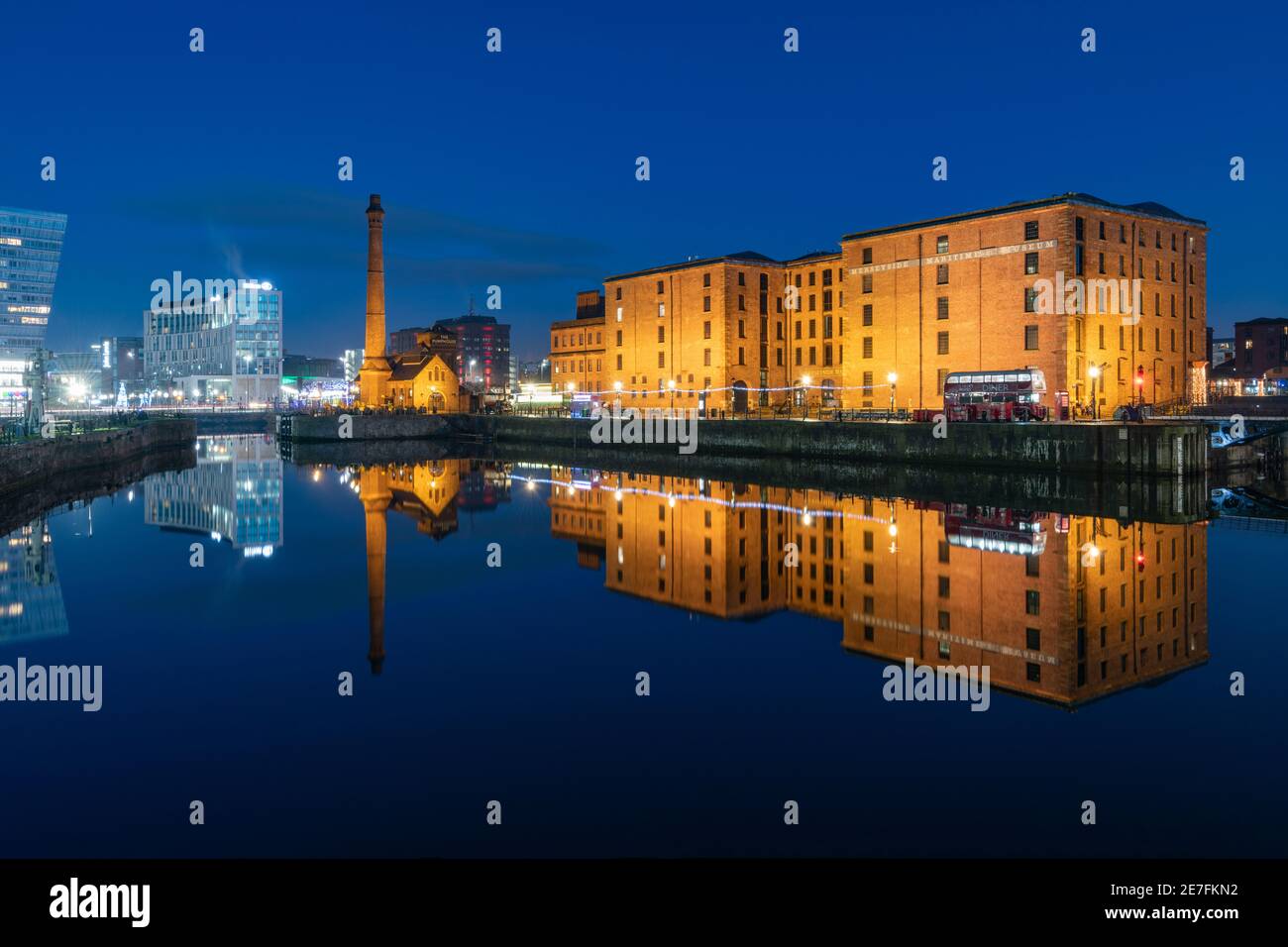 El Museo Marítimo de Merseyside reflejado por la noche, Liverpool, Merseyside Foto de stock