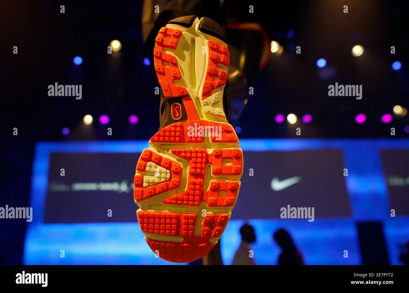 A Nike running shoe is seen on a display at the Nike Investor meeting event  in New York, May 5, 2010. REUTERS/Mike Segar (UNITED STATES - Tags: SPORT  BUSINESS Fotografía de stock - Alamy