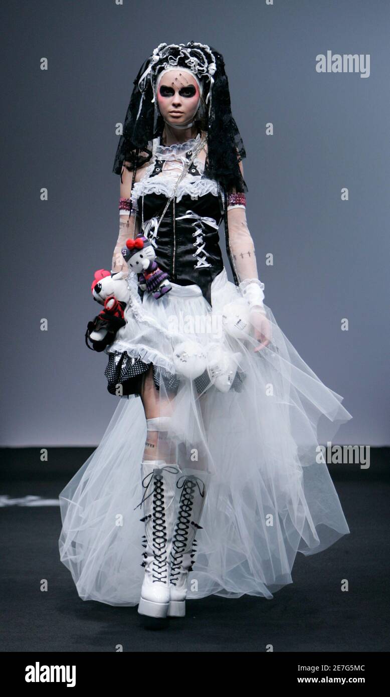 A model displays a gothic fashion creation by Japanese designer Naoto Hirooka at a fashion show in Tokyo August 31, 2007. REUTERS/Michael Caronna (JAPAN) Foto de stock