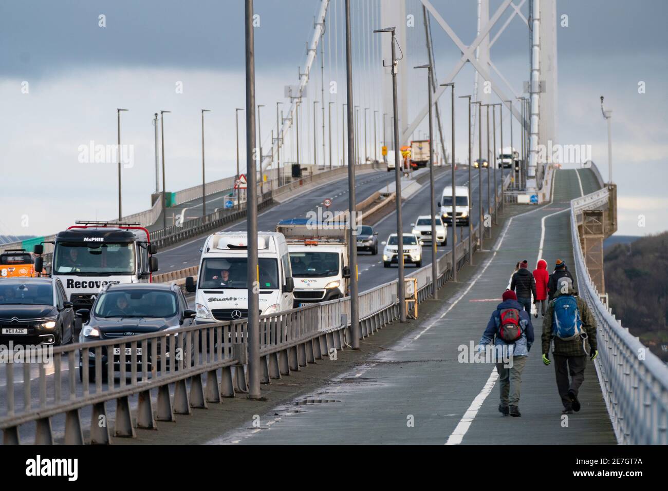 South Queensferry, Escocia, Reino Unido. 30 de enero de 2021. Queensferry Crossing bridge cerrado y Forth Road Bridge abierto a todo el tráfico esta mañana como experimento temporal de desvío de tráfico se lleva a cabo. Los operadores de carreteras están investigando la viabilidad de desviar el tráfico desde la M90 desde Queensferry Crossing hacia el Forth Road Bridge en momentos en que Queensferry Crossing tiene que cerrar debido al hielo en los cables, por ejemplo. Sin embargo, se requieren amplias obras de gestión del tráfico porque no se construyeron puntos de acceso directo entre las carreteras de cada puente. Pic; tráfico y pe Foto de stock