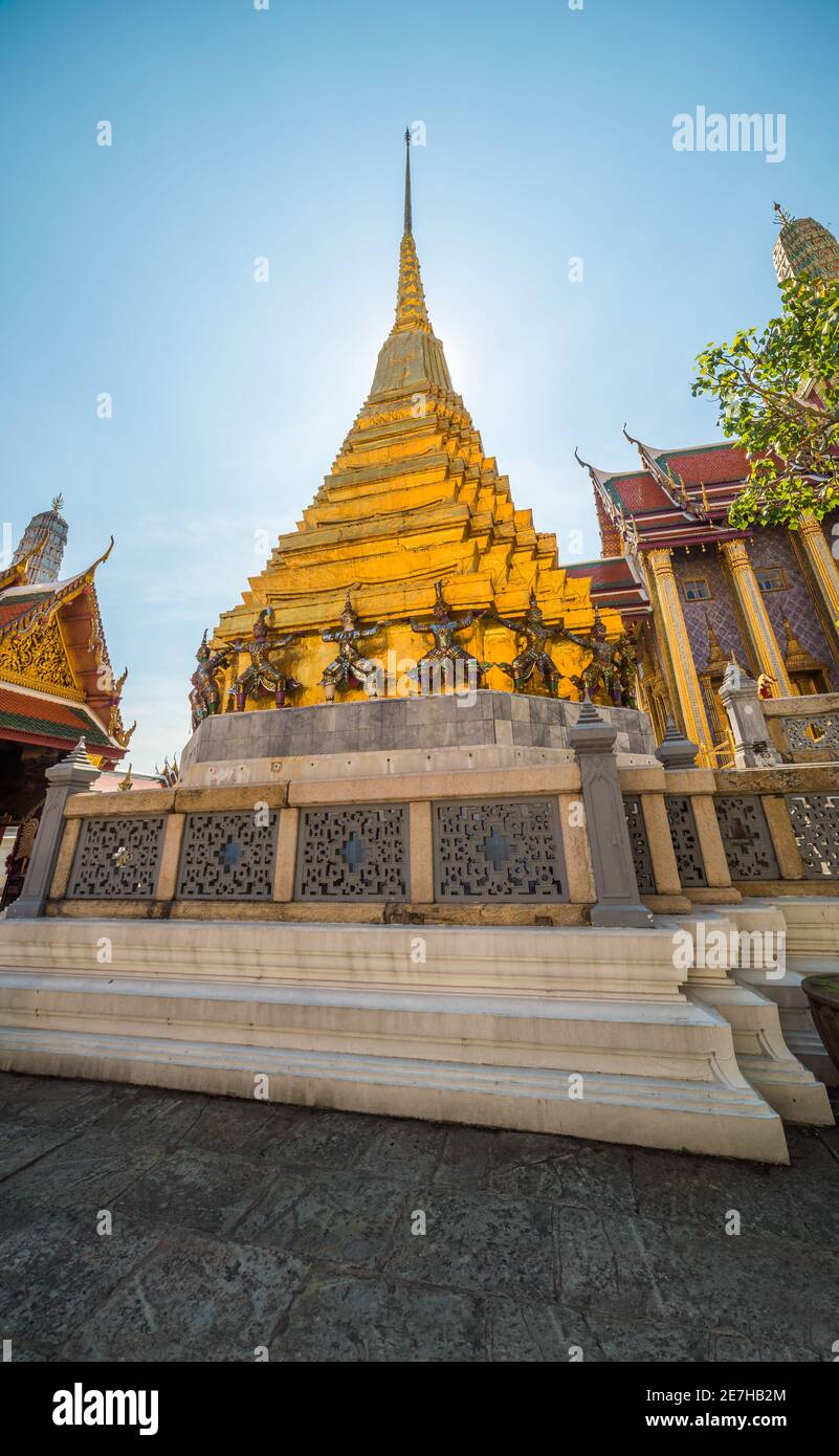Golden Chedi en Wat Phra Kaew (Templo del Buda Esmeralda) en Bangkok, Tailandia Foto de stock