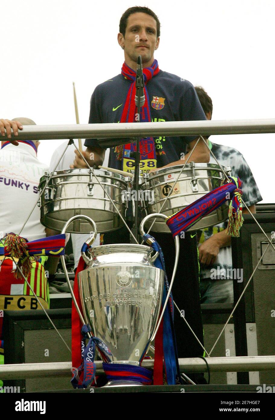 El jugador brasileño de Barcelona Juliano Belletti toca la batería mientras  el equipo celebra en la cubierta superior de un autobús después de su  victoria sobre el Arsenal en la final de