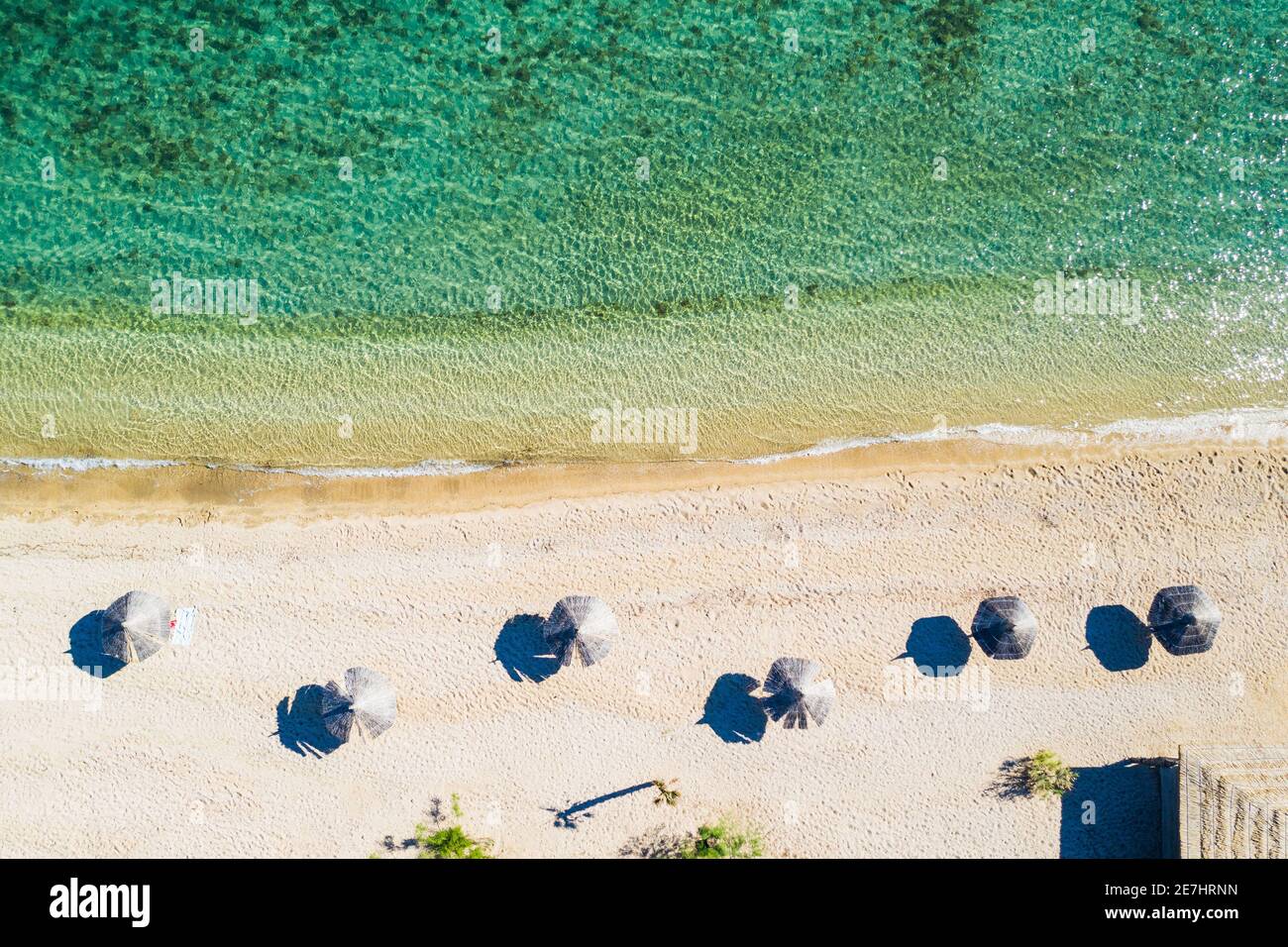 Hermosa playa de arena con sombrillas. Vista aérea superior. Mar Adriático en Croacia en la isla de Pag. Foto de stock