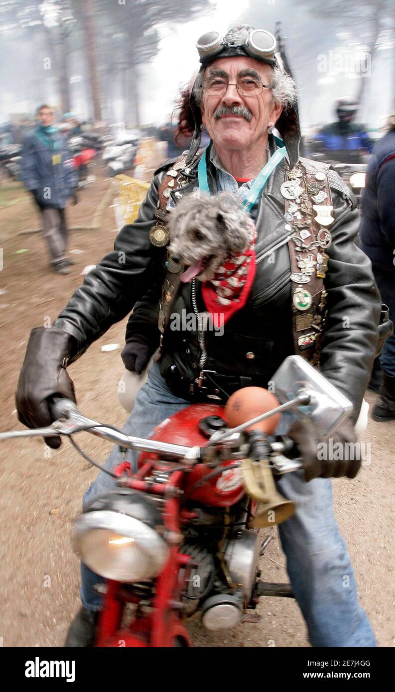 Motorcyclist Juan Fernandez 'El Latas' poses for photographers during the 26th Internacional Motorciclist Winter Rally 'Pinguinos' (penguins) in Boecillo, near Valladolid, central Spain, January 13, 2007. About 26,117 motorcyclists took part in the rally last year. REUTERS/Felix Ordonez (SPAIN) Foto de stock