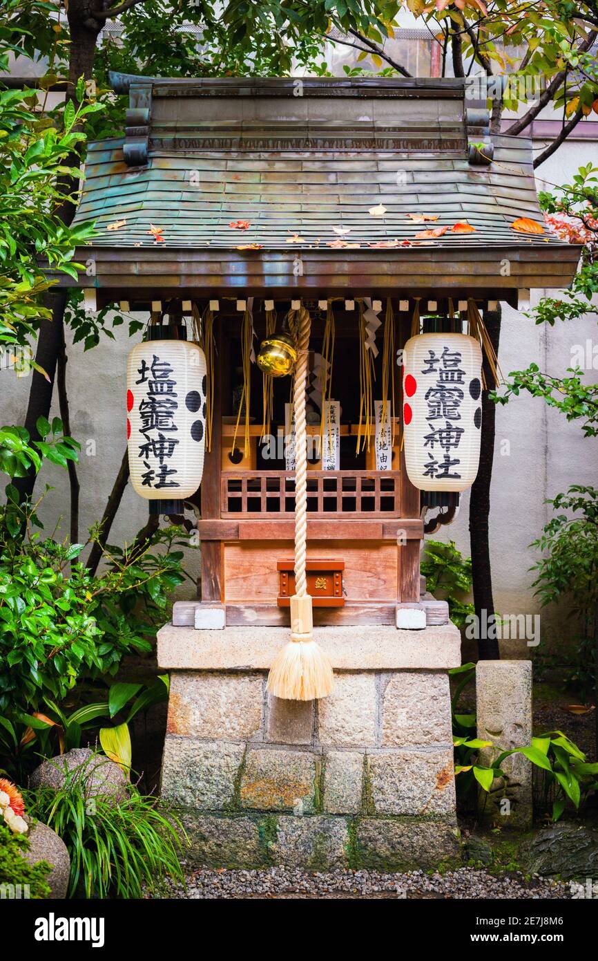 Shiogama santuario cerca de Hinode santuario sintoísta Inari en Nishiki Tenmangu santuario, Kyoto, Japón Foto de stock