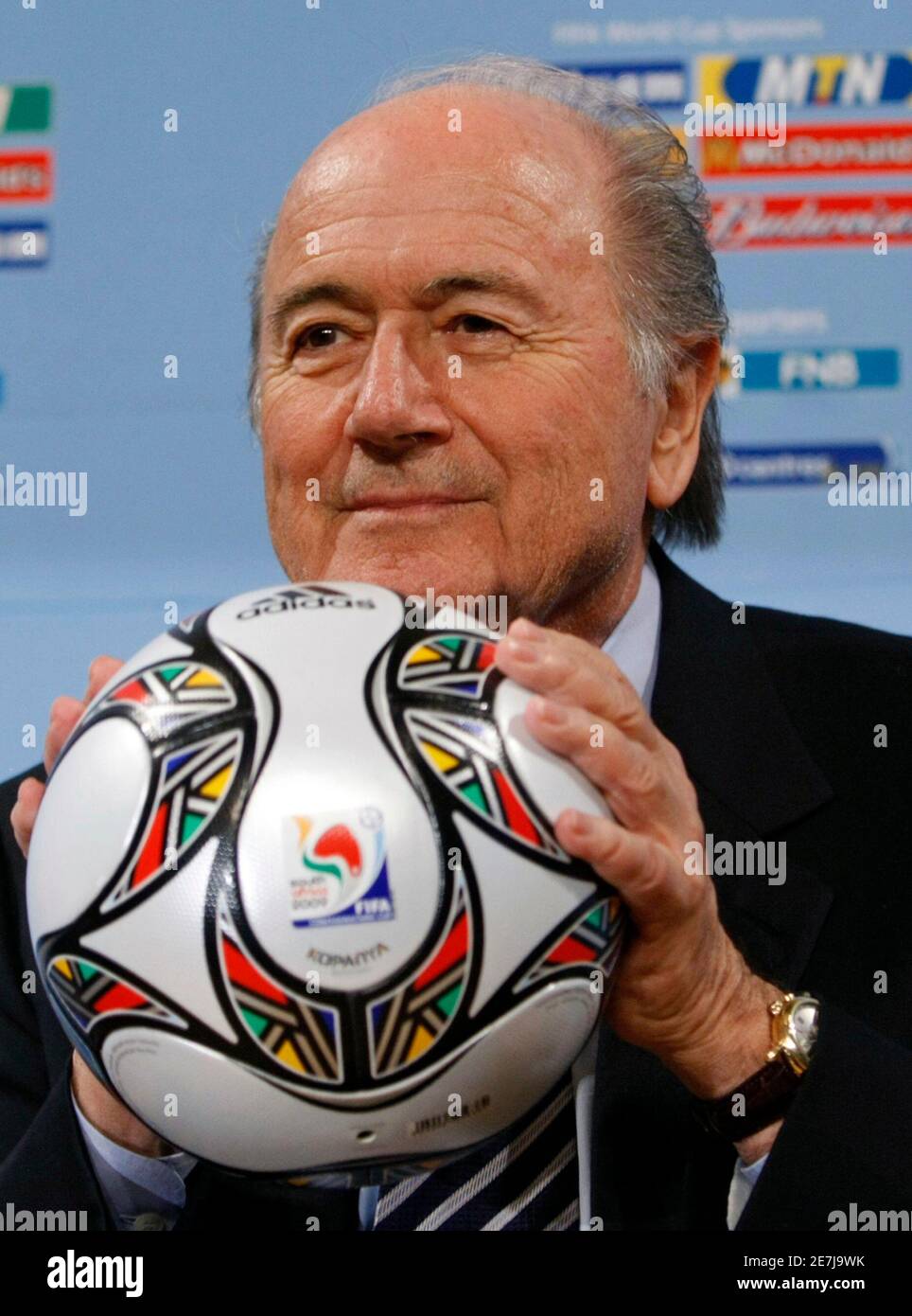 Sepp Blatter, presidente de la FIFA, celebra el balón oficial de la Copa Confederaciones de la FIFA 2009 durante una rueda de prensa sobre el progreso para la Copa