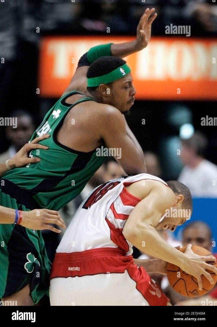 Toronto Raptors Anthony Parker (R) es enfullada por los Celtics de Boston Paul Pierce durante la primera mitad de su partido de baloncesto de la NBA en Toronto, el 1 de diciembre de 2006. REUTERS/Mike Cassese (CANADÁ) Foto de stock