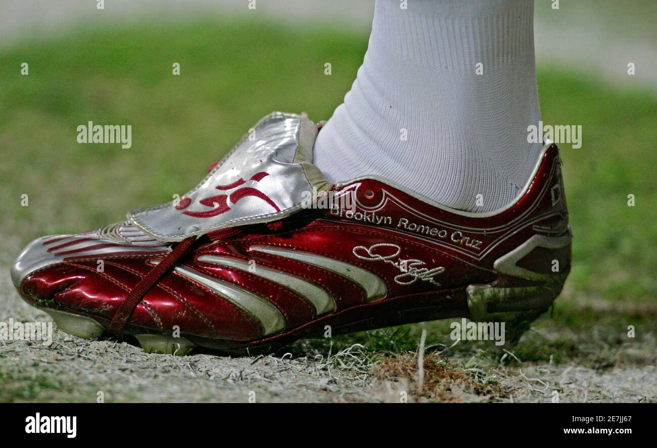 nuestra Transformador autómata Real Madrid's David Beckham's custom-made Adidas Predator boots showing the  names of their sons Brooklyn, Romeo and Cruz, are seen as he gets ready to  kick the ball during his team's King's