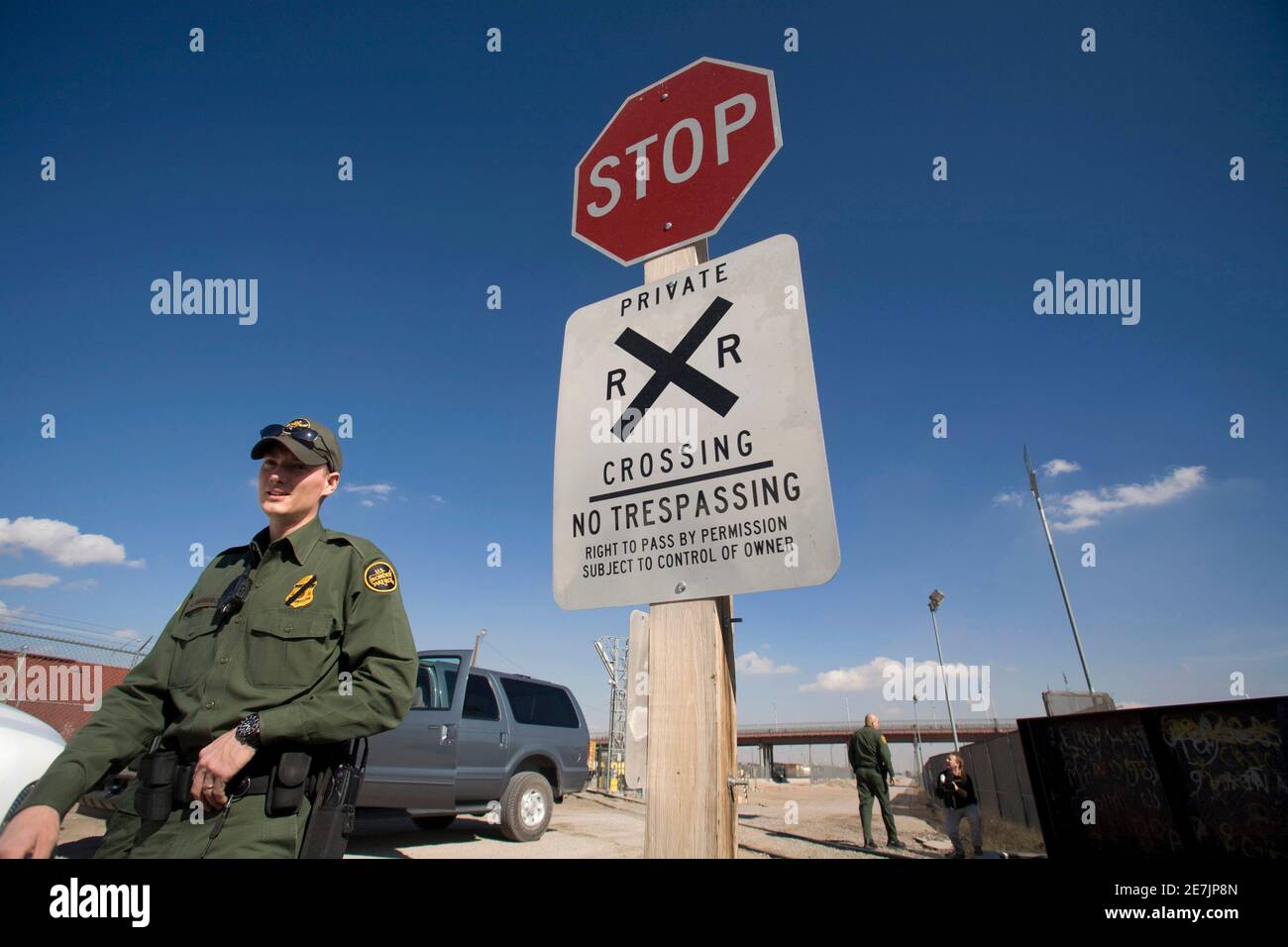 U S Border Patrol Agents Stand Next To A Railroad Crossing As They Track Illegal Immigrants From Mexico At The Mexican Border In El Paso Texas January 25 08 Washington Plans To Build