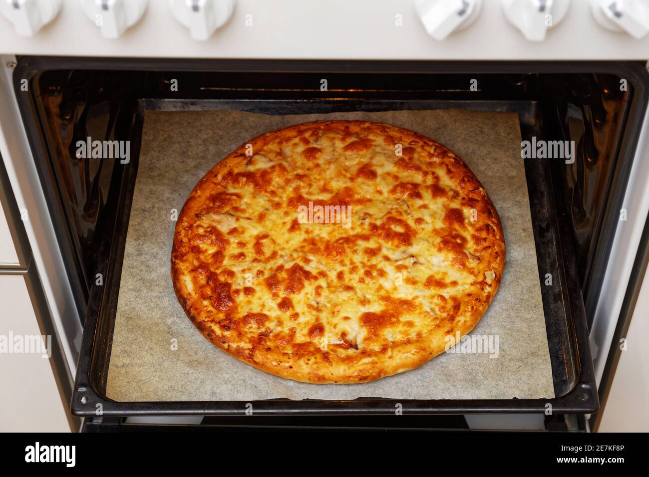 Cierre de una pizza casera en el horno coronada por piña y jamón con queso  rallado Fotografía de stock - Alamy