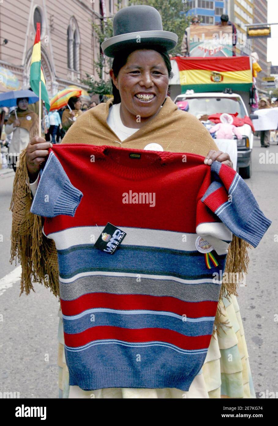 Un fabricante de telas boliviano sostiene una réplica del Jersey de lana de  stripy hecho famoso por el presidente Evo Morales en una gira mundial  durante una manifestación de protesta en el