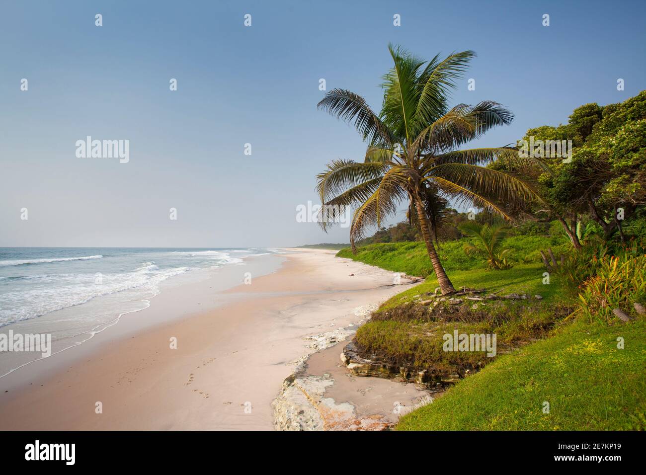 Playa de arena a lo largo de la costa atlántica, cerca de Omboue, Gabón, África central. Foto de stock