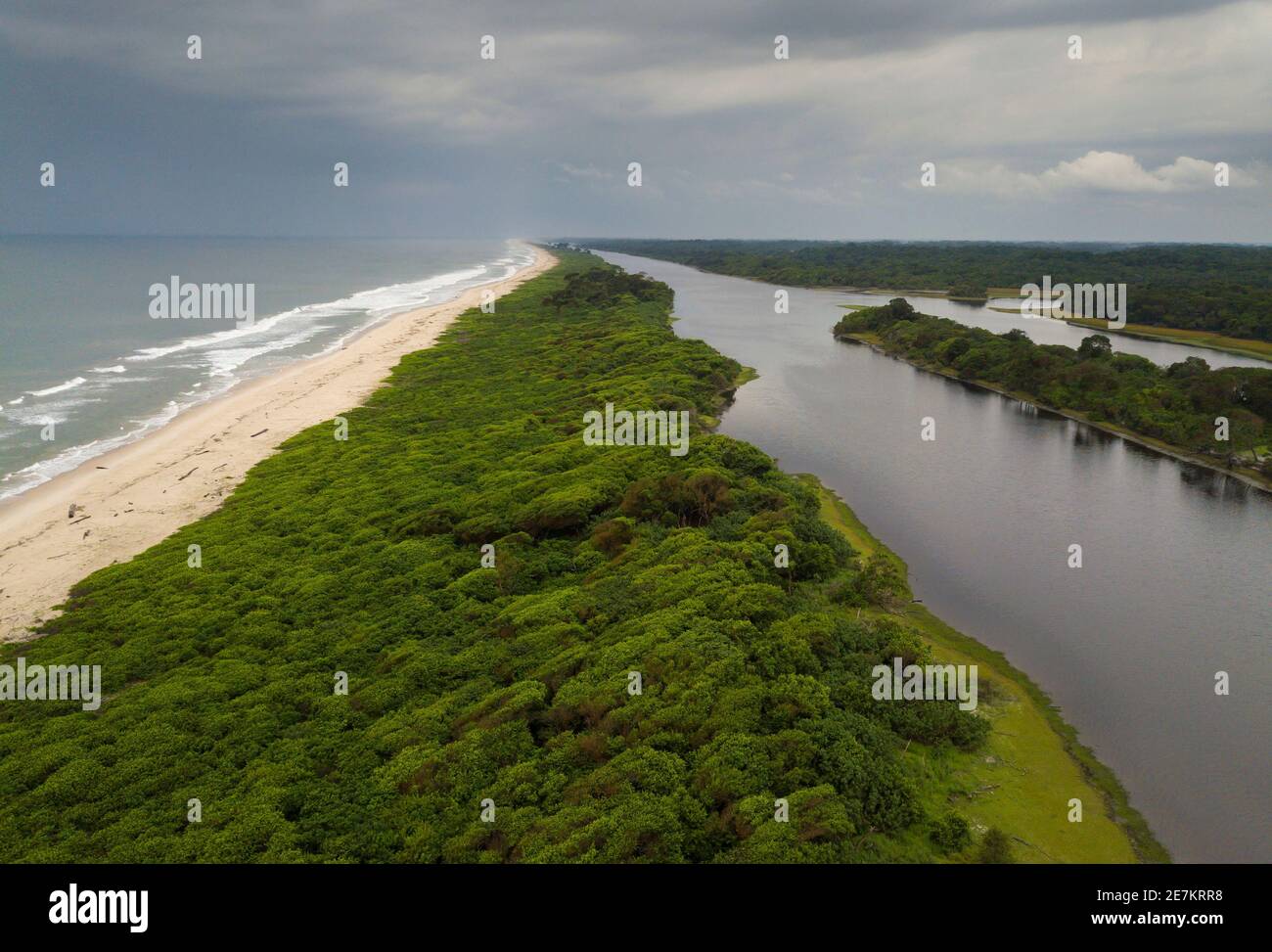 Costa y laguna a lo largo del océano Atlántico, Parque Nacional Loango, Gabón, África central. Foto de stock