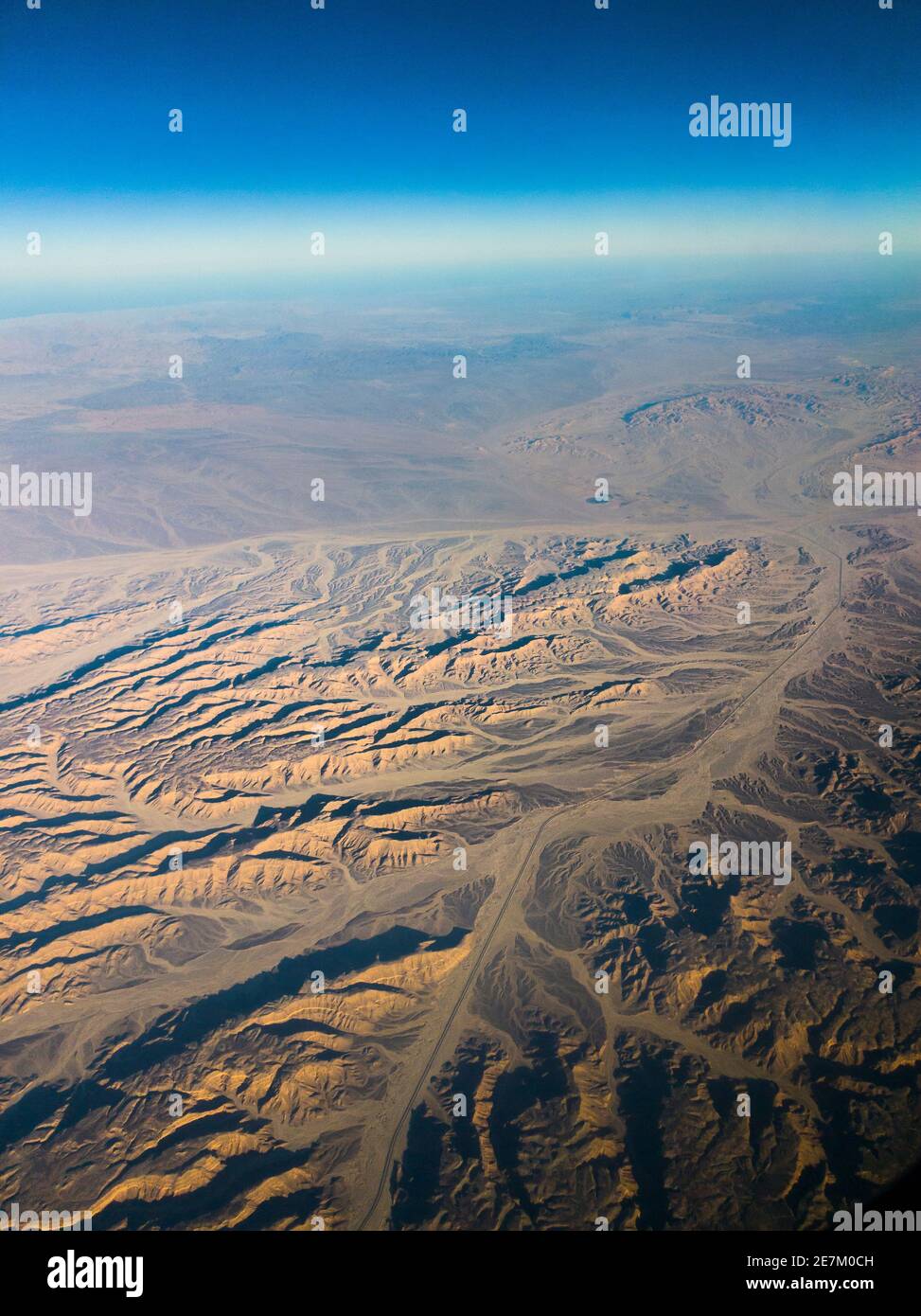 Desierto del Sahara con cauces secos, Gobernación de Sohag, Egipto. Foto de stock
