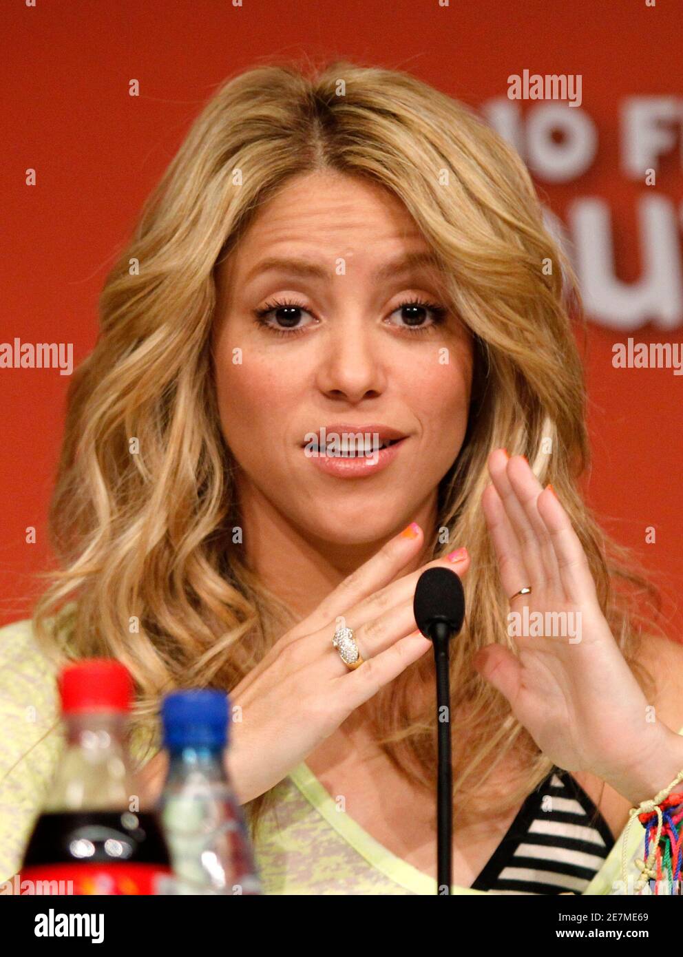 La cantante colombiana Shakira se dirige a una conferencia de prensa en el estadio de la Ciudad del Fútbol en Johannesburgo el 10 de julio de 2010. REUTERS/Thomas Mukoya (SUDÁFRICA - Tags: FÚTBOL DEPORTE MUNDIAL COPA DE ENTRETENIMIENTO) Foto de stock