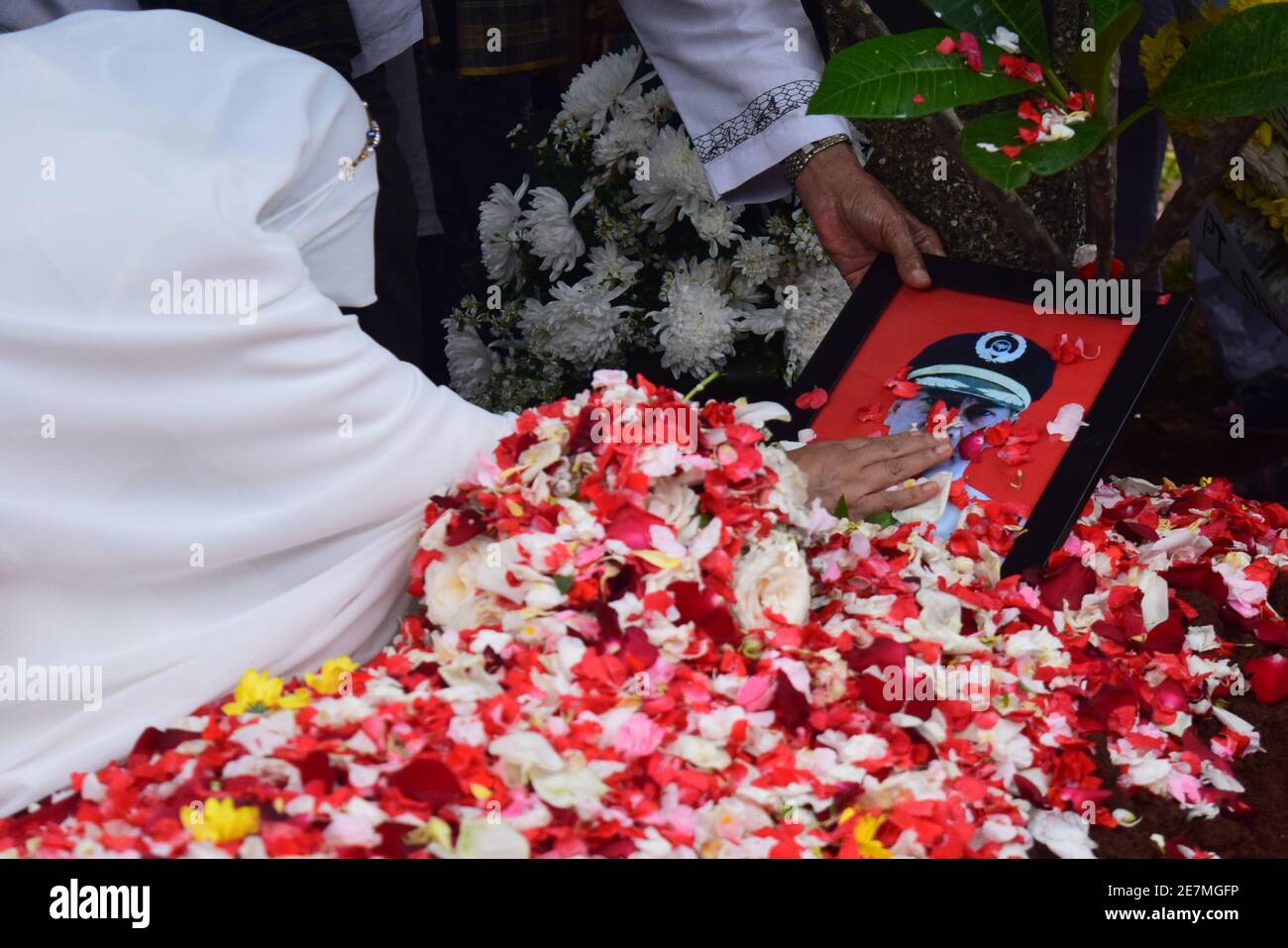 Funeral del piloto Capt Afwan, víctima del accidente del vuelo SJ182 de Sriwijaya Air en Pondok Rajeg, Bogor Regency, Java Occidental, Indonesia Foto de stock