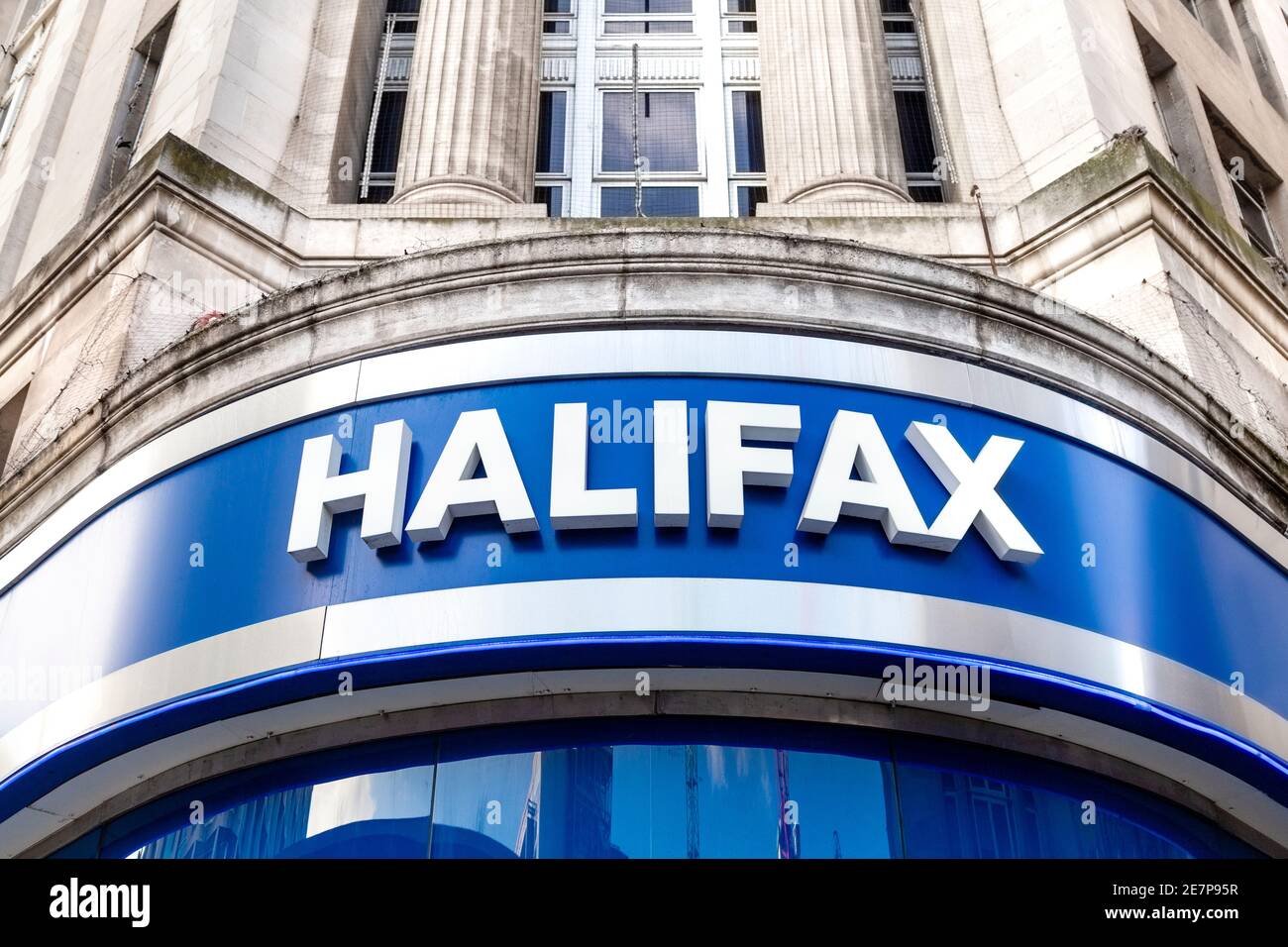 Señal en la fachada og Halifax banco en Tottenham Court Road, Londres, Reino Unido Foto de stock
