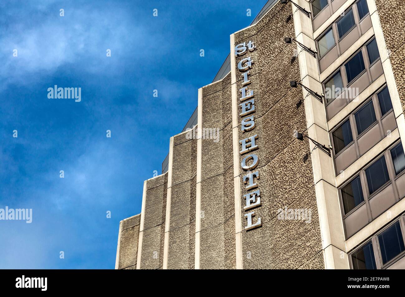 Edificio brutalista del Hotel St Giles en Tottenham Court Road, Londres, Reino Unido Foto de stock
