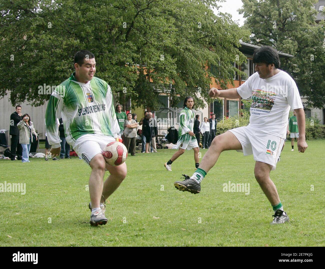 El presidente boliviano Evo Morales (R) juega al fútbol con expatriados bolivianos en Zurich el 28 de junio de 2007. Morales se reunió con el de la FIFA Sepp Blatter el