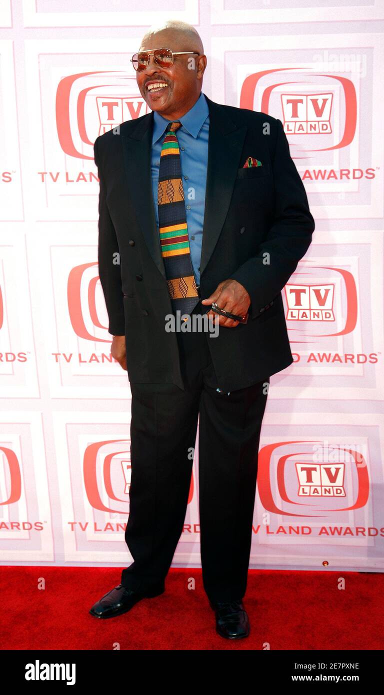 Actor Roger E Mosley Of Magnum P I Arrives At The Tv Land Awards In Los Angeles California April 19 2009 Reuters Jason Redmond United States Entertainment Fotografia De Stock Alamy
