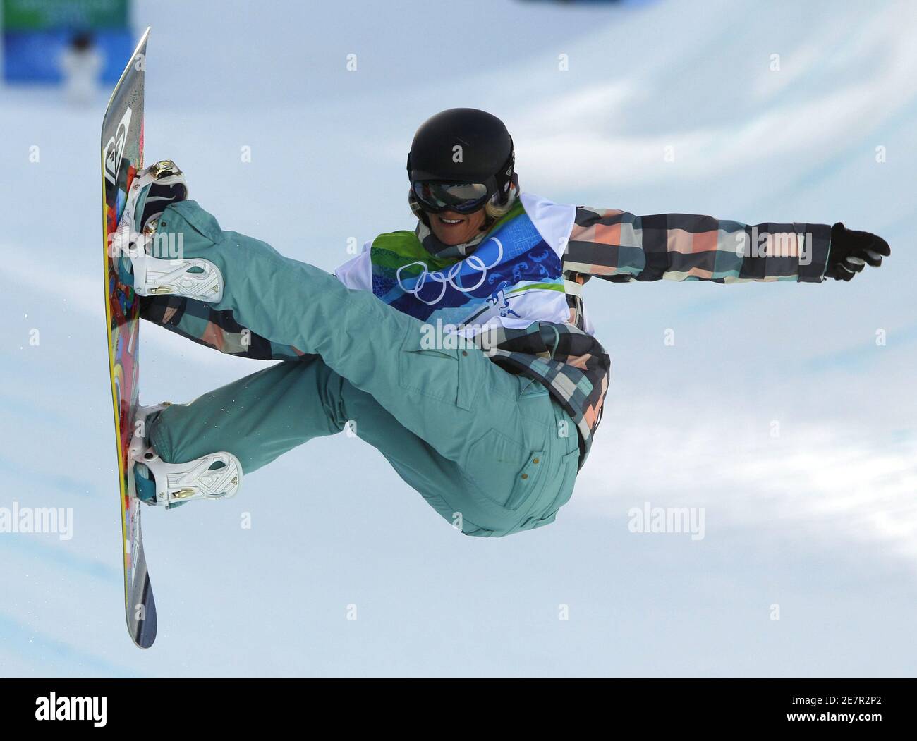 Norway's Lisa Wiik competes during her second run in the women's  snowboarding halfpipe on Cypress Mountain at the Vancouver 2010 Winter  Olympics, February 18, 2010. REUTERS/Todd Korol (CANADA Fotografía de stock  - Alamy