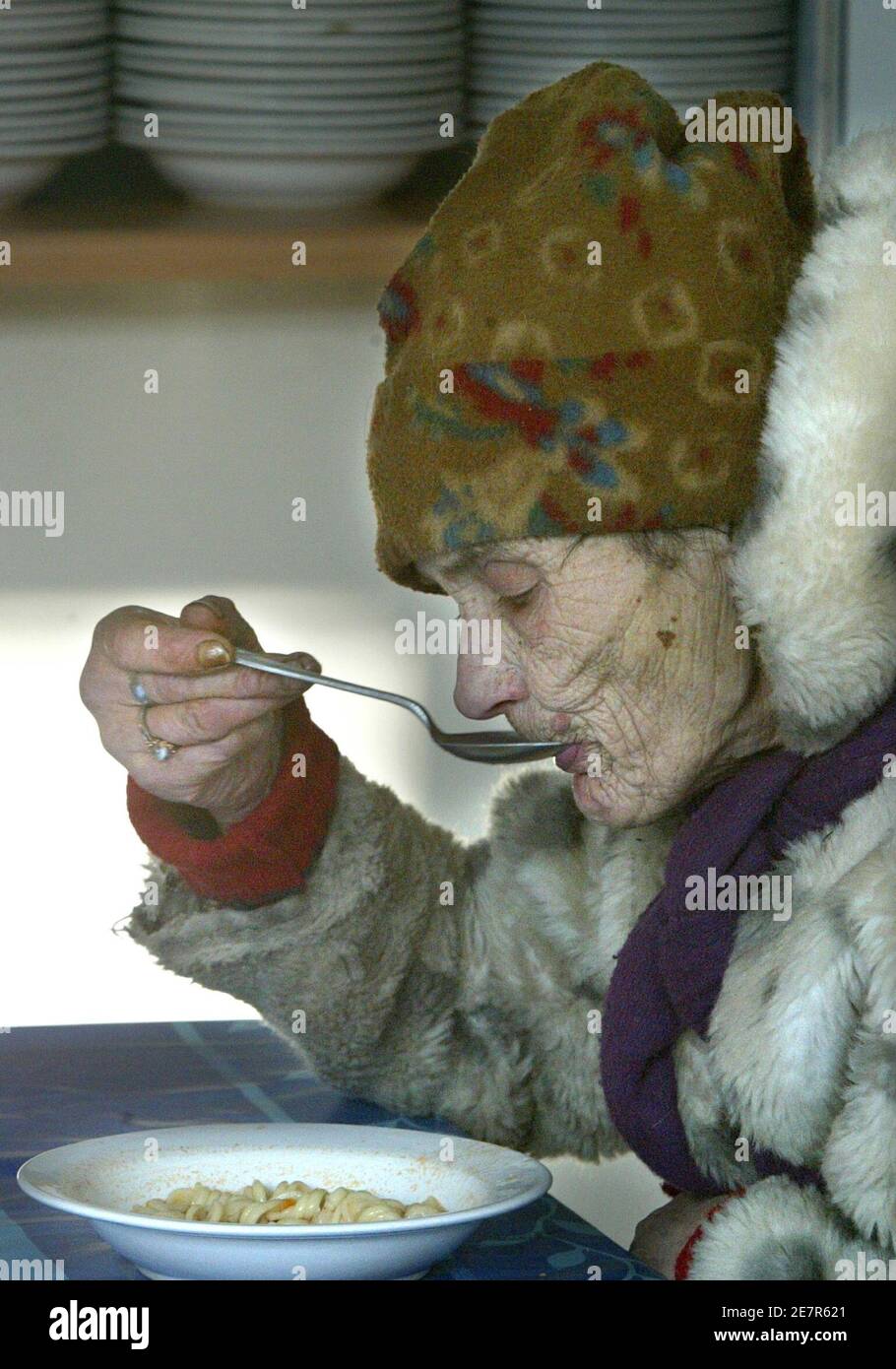 Una anciana come sopa que recibió en un punto de distribución de alimentos  para personas sin hogar en el centro de Varsovia 23 de enero de 2006. Al  menos 150 polacos han