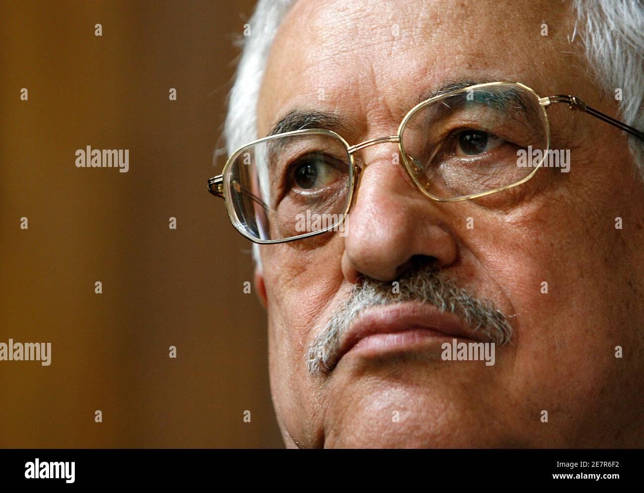 Palestinian President Mahmoud Abbas is pictured during a news conference at the Musee d'Art et d'Histoire in Geneva April 26, 2007. From April 27 to October 7, 2007 the Museum will hold an exhibition of more than 500 archaeological items recovered from the Gaza strip, revealing multiple facets of this regions heritage. REUTERS/Denis Balibouse (SWITZERLAND) Foto de stock