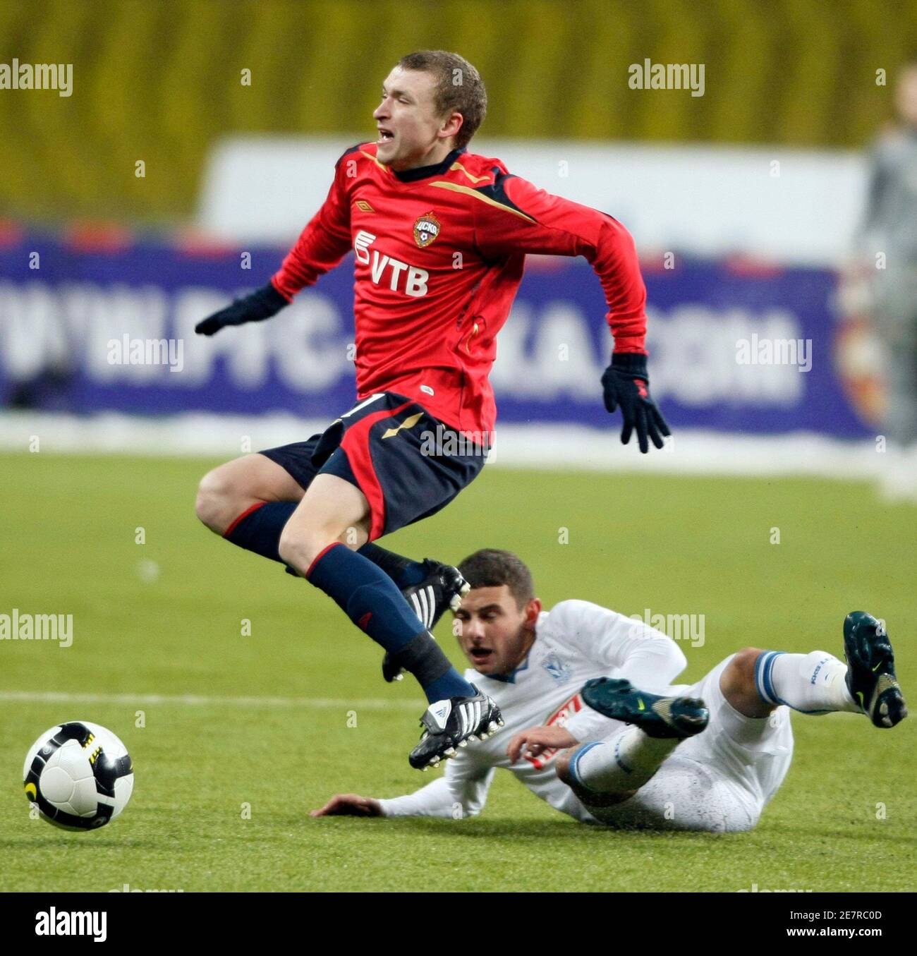 Jakub Wilk (R) de Lech Poznan lucha por el balón con Pavel Mamaev de CSKA  Moscú durante su partido de fútbol de la Copa de la UEFA en Moscú, el 27 de