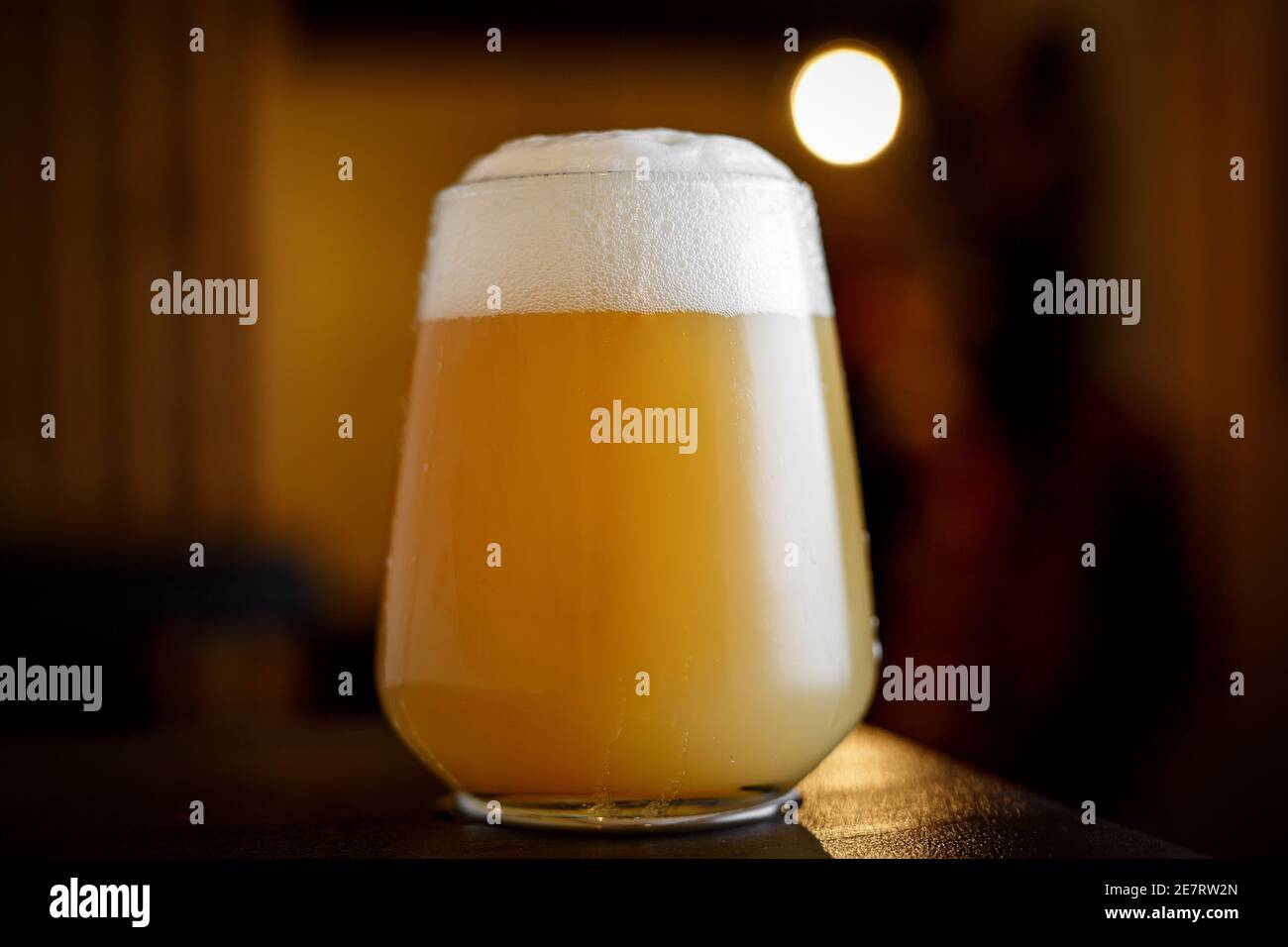 Copa de cerveza en un bar. Foto de stock