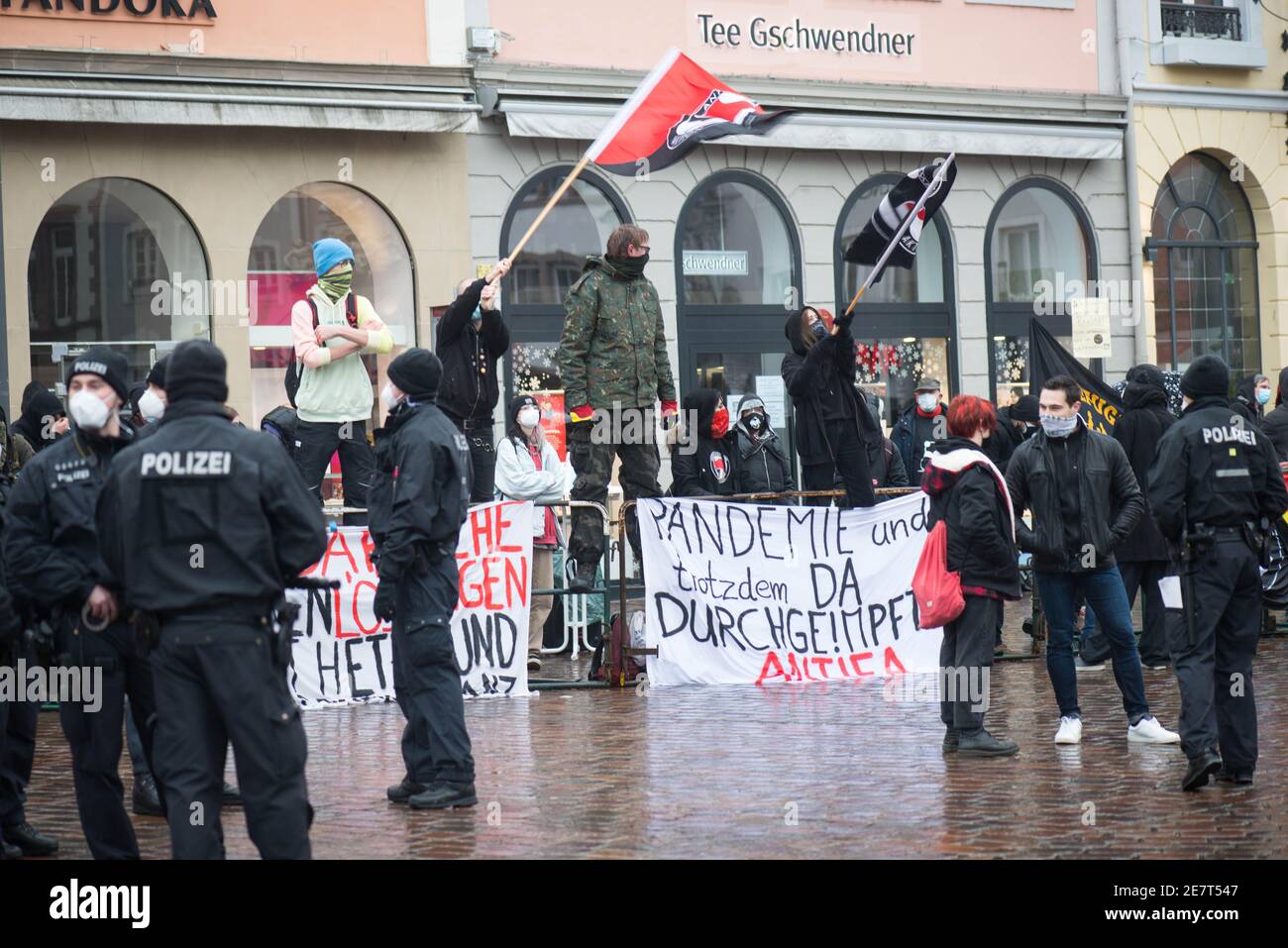 Manifestación en Trier sobre el 20.01.2021 contra la normativa covid-19 en Alemania, protesta de la Antifa y el ala izquierda contra los negadores de corona Foto de stock