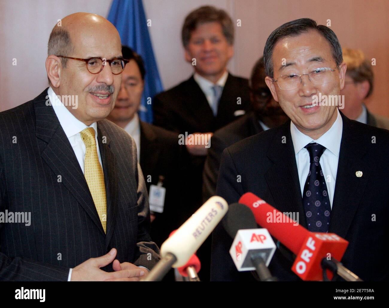El Secretario General de las Naciones Unidas, Ban Ki-moon (R), y el Director General de la Agencia Internacional de Energía Atómica (OIEA), Mohamed ElBaradei, le brindan información a los medios de comunicación en Viena el 23 de febrero de 2007. REUTERS/Herwig Prammer (AUSTRIA) Foto de stock