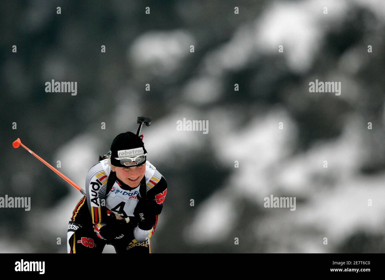 Germany's Ute Niziak skis during the women's 10 km pursuit event of the  European Biathlon Championship at the ski resort of Bansko, south-western  Bulgaria, February 24, 2007. REUTERS/Stoyan Nenov (BULGARIA Fotografía de