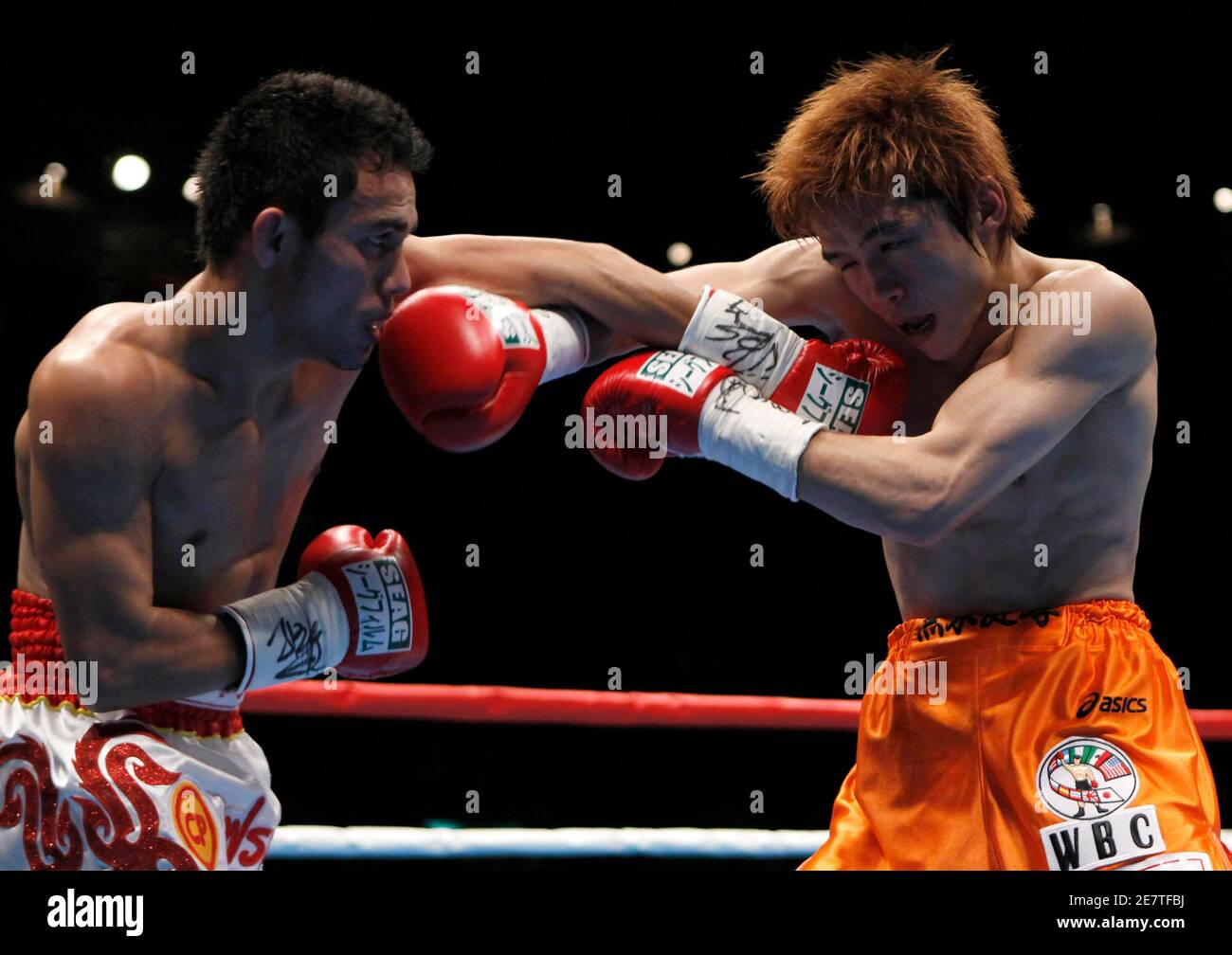 Nuez juez alfiler Oleydong Sithsamerchai (L) de Tailandia golpea a Yasutaka Kuroki de Japón  durante su combate de boxeo de peso mínimo del WBC en Tokio el 27 de marzo  de 2010. REUTERS/Toru Hanai (JAPÓN -