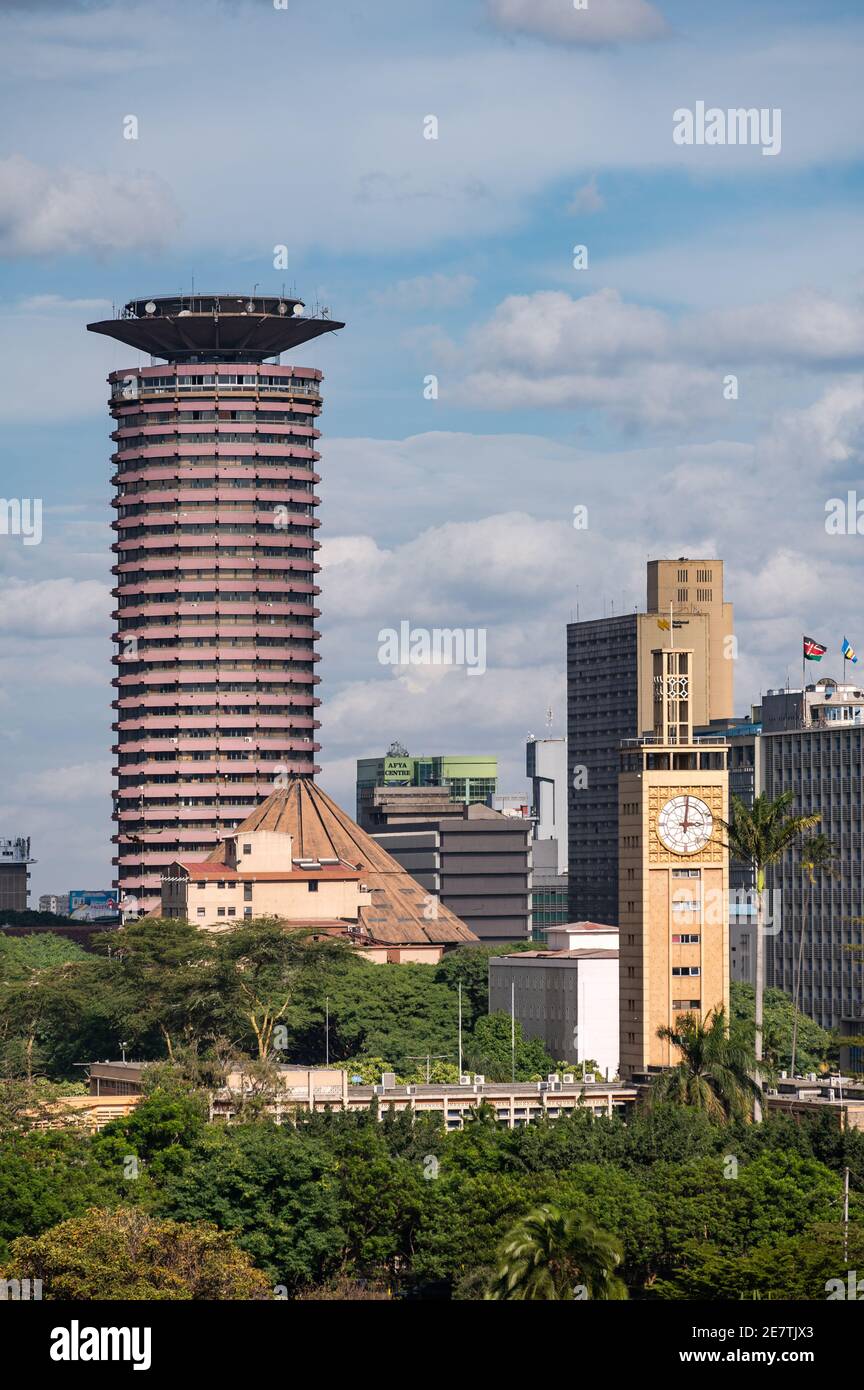 El Centro Internacional de Conferencias Kenyatta (KICC) y el reloj de la Casa del Estado vistos desde el Parque Uhuru, Nairobi, Kenia Foto de stock